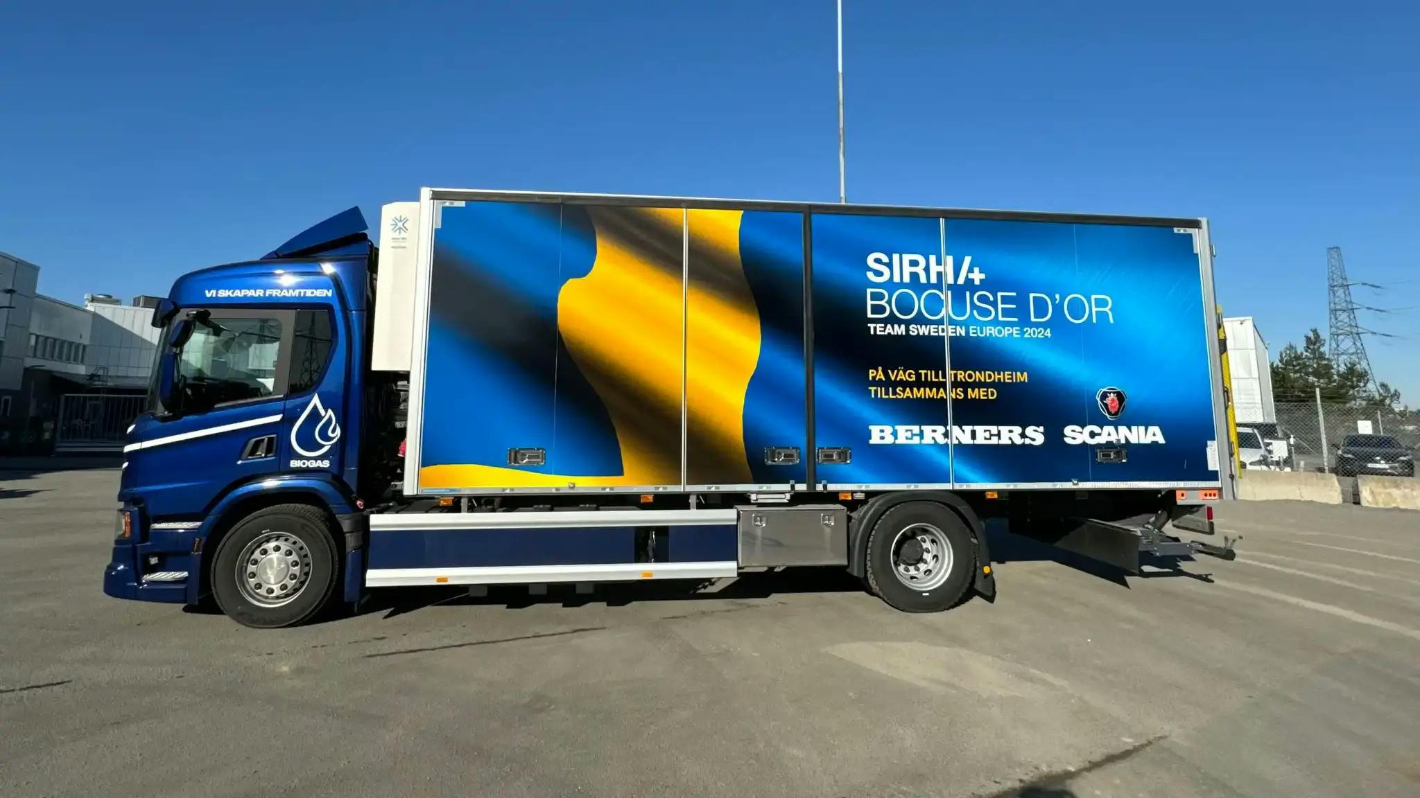 Lastbilen, en Scania P 340, som drivs av komprimerad biogas lånas ut av Scania Sverige och återförsäljaren Berners Tunga Fordon i Östersund.